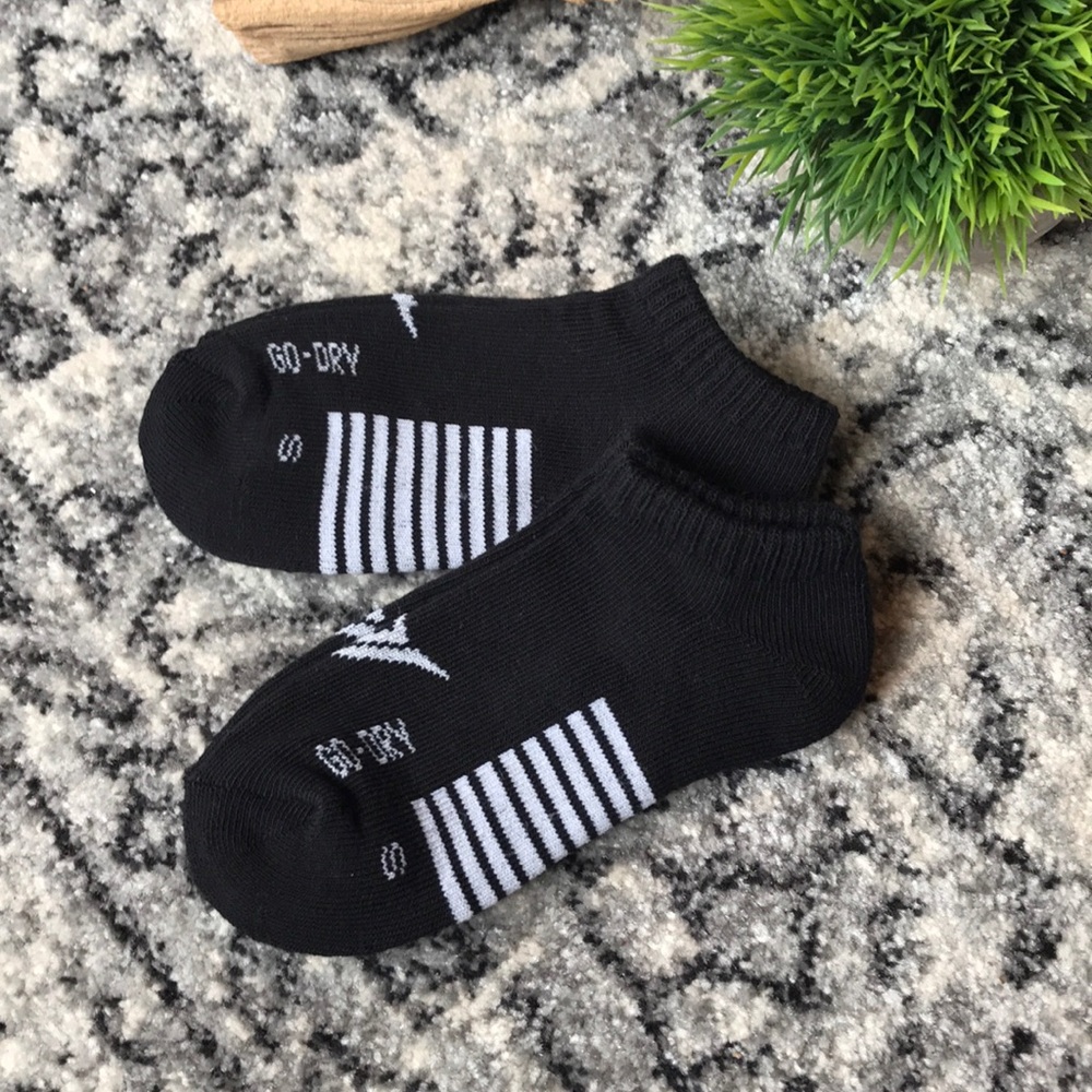 5/20! 2 PAIRS Old Navy Boys Go-Dry Ankle Socks